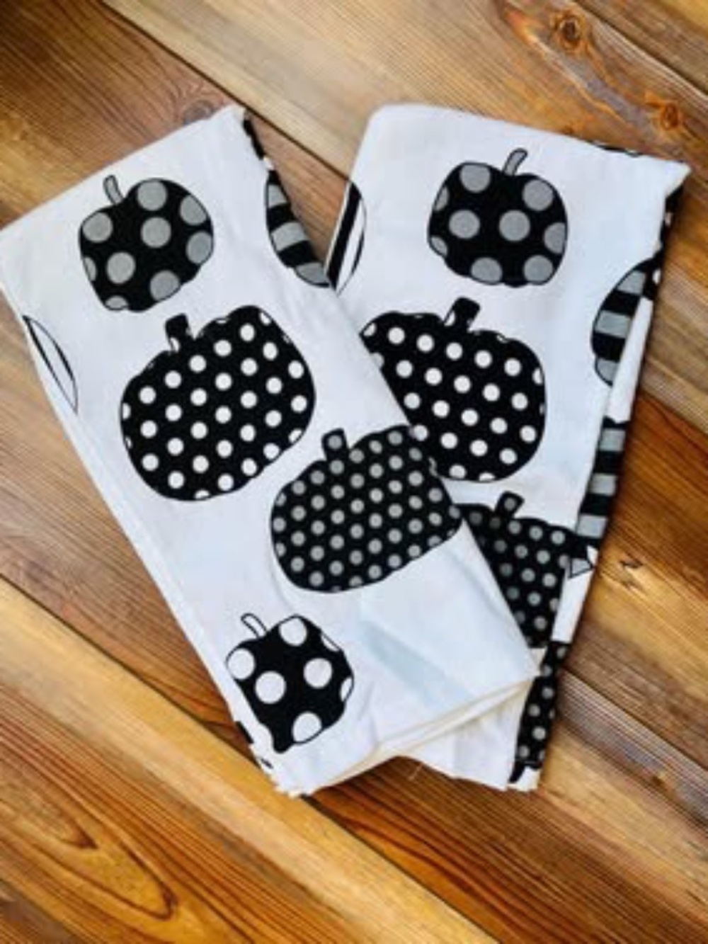 NEW Cynthia Rowley Kitchen Towels Black and White Pumpkins 2 Pack Fall Towels